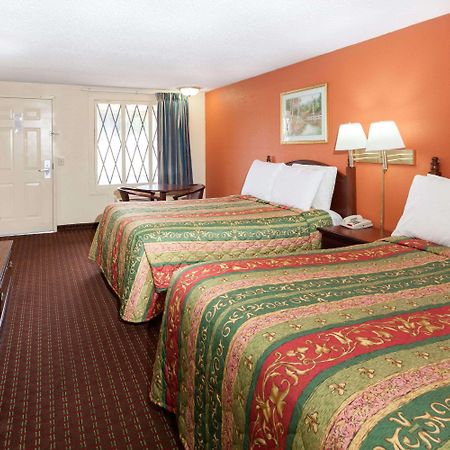 Knights Inn - Tucker Bagian luar foto
