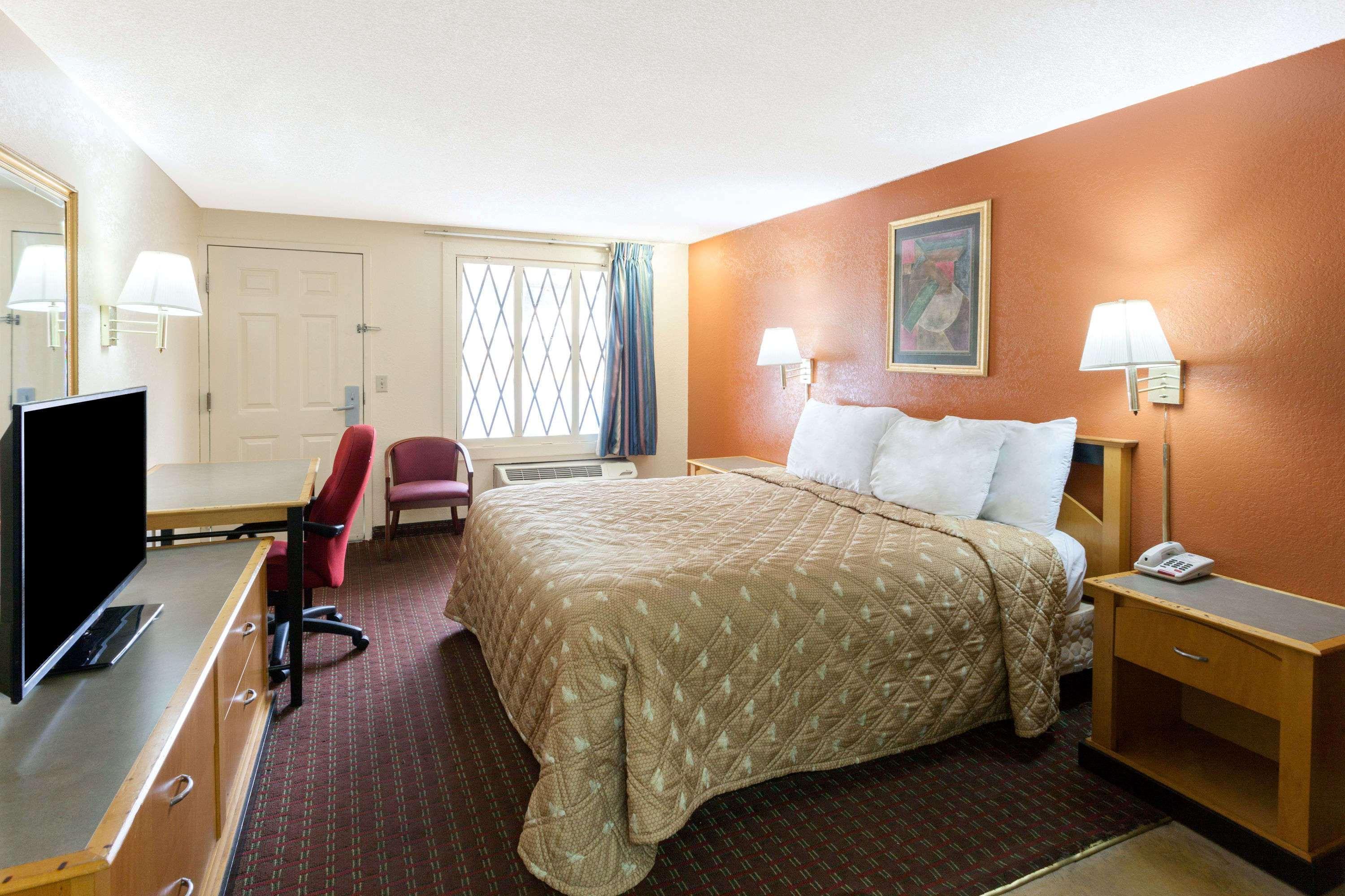 Knights Inn - Tucker Bagian luar foto